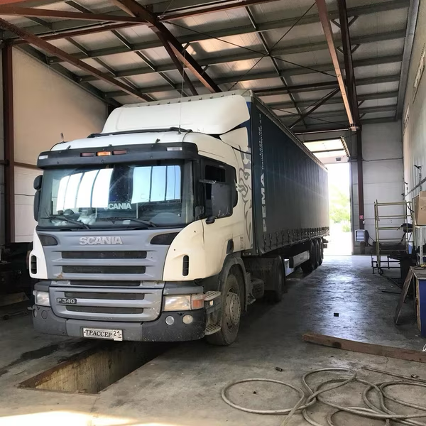 Грузовик Scania в рабочем боксе СТО Трассер